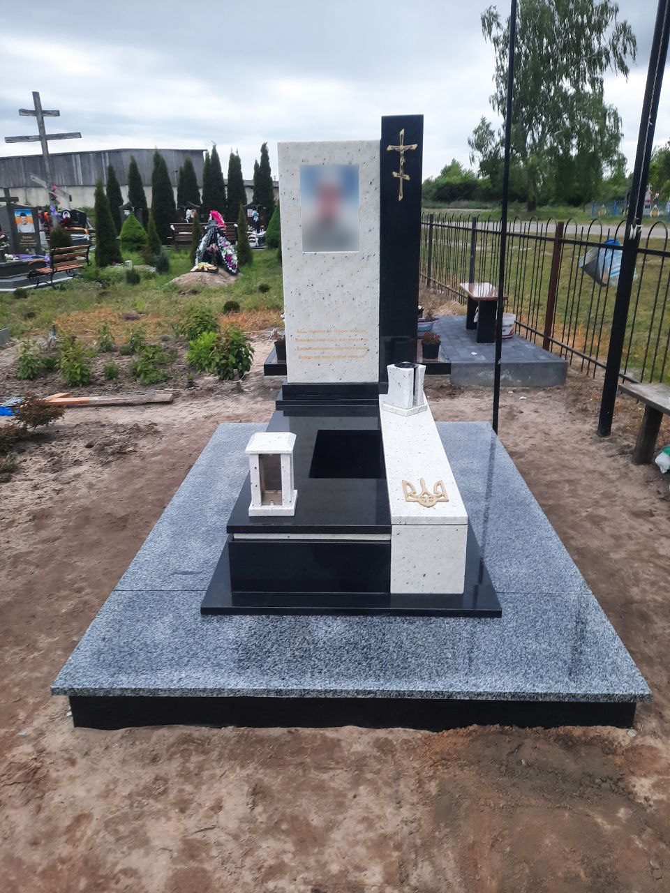 Гранітний пам’ятник, варіант 2